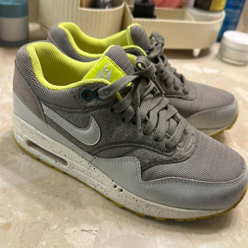 Gray and yellow Nike air max size 6